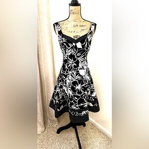 Nine West Black & White Floral Print Fit & Flare Midi Dress.  Size 2.